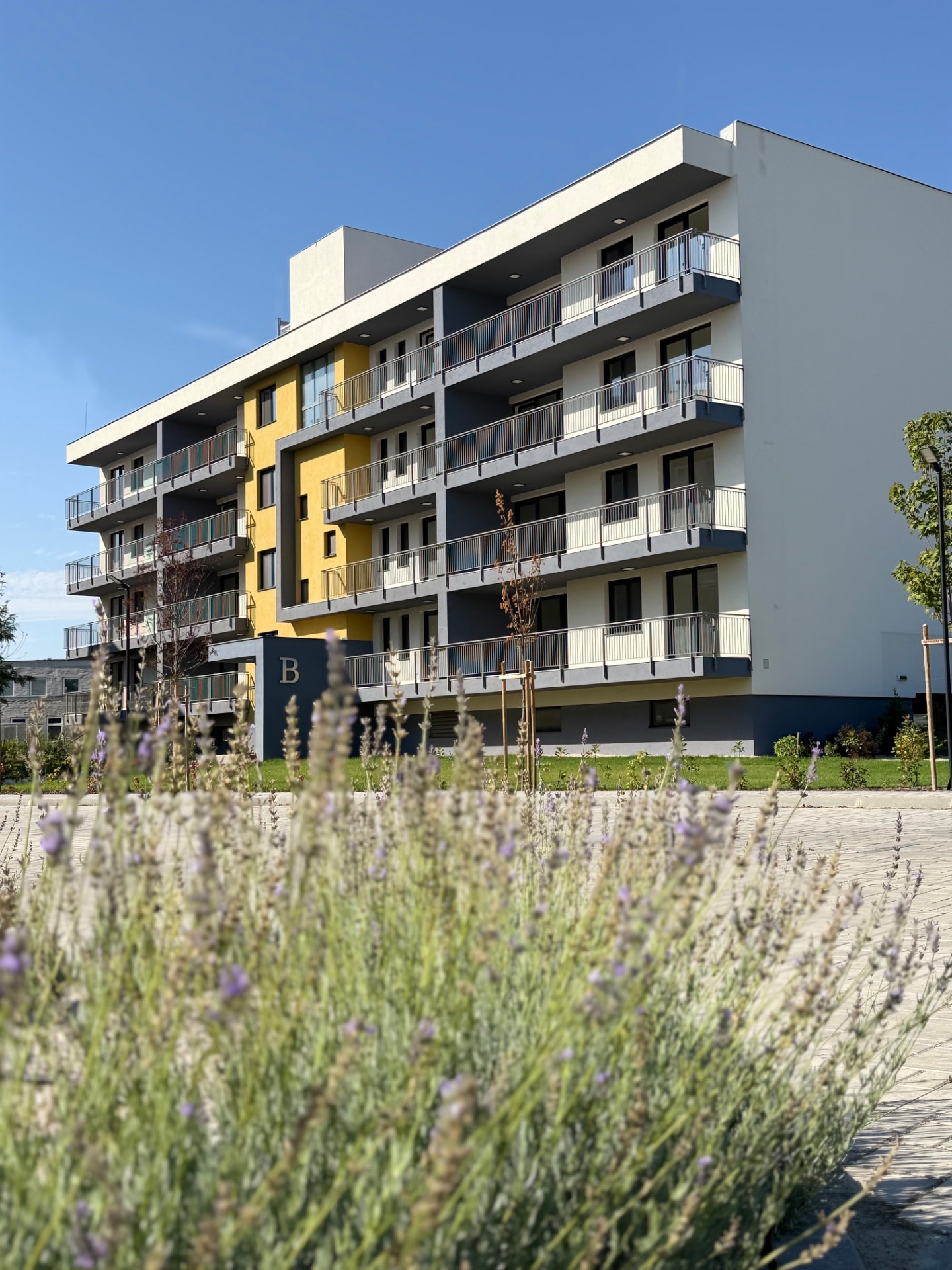 A B épület a parkosított udvar felől — fotó a Horizont Lakóparkból