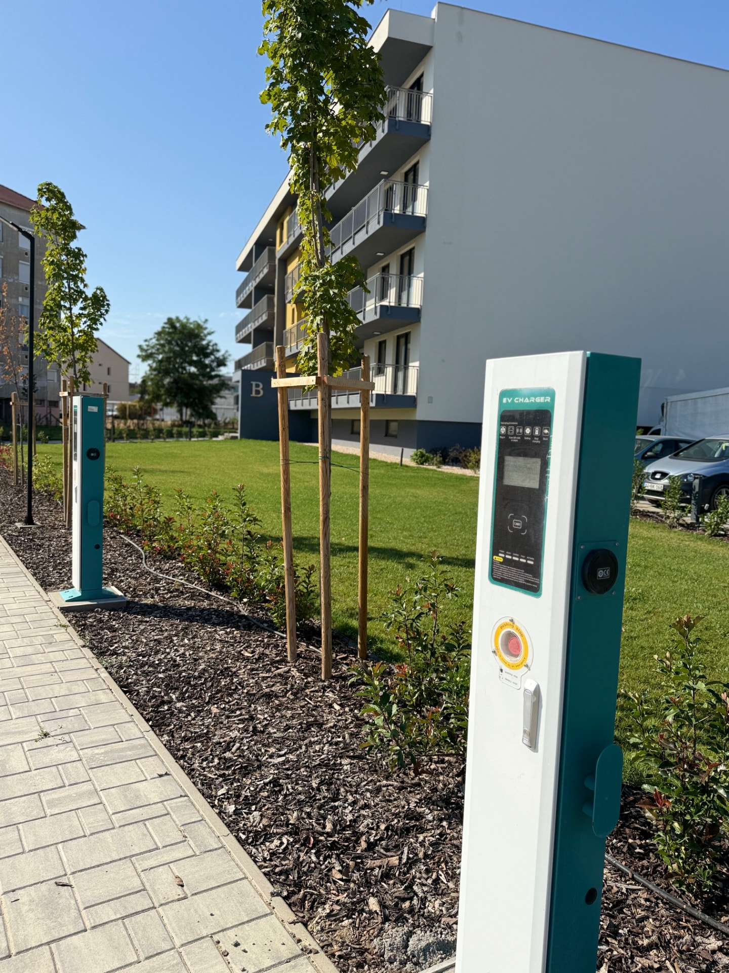 Elektromosautó-töltők a lakóparkban — fotó a Horizont Lakóparkból